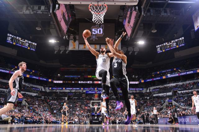 开云官网-进攻无力败走圣安东尼奥 KD缺席后篮网一胜难求